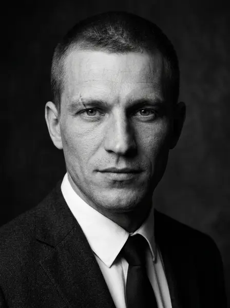 Ч/б портрет руководителя — пример ИИ-фото по промту