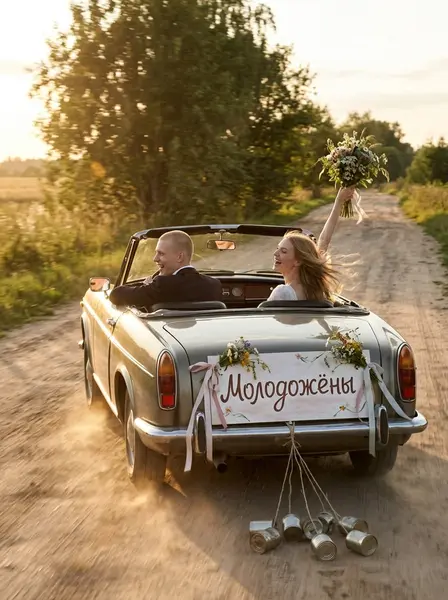 Молодожёны в ретро-кабриолете — пример ИИ-фото по промту